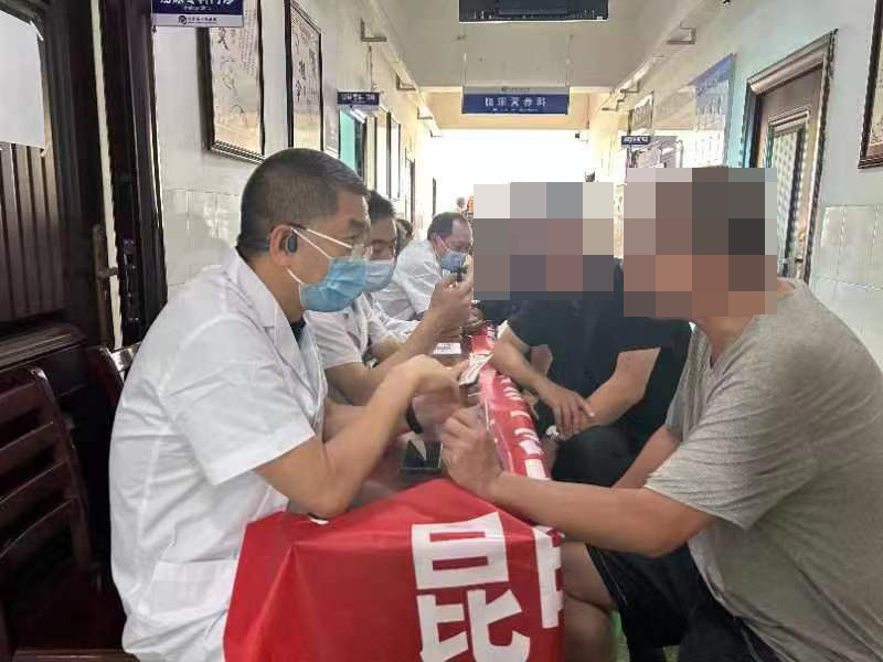 泌尿外科一病区（前列腺及男性生殖系病区）与巧家县人民医院联合开展泌尿系肿瘤学术交流暨前列腺癌公益筛查义诊活动